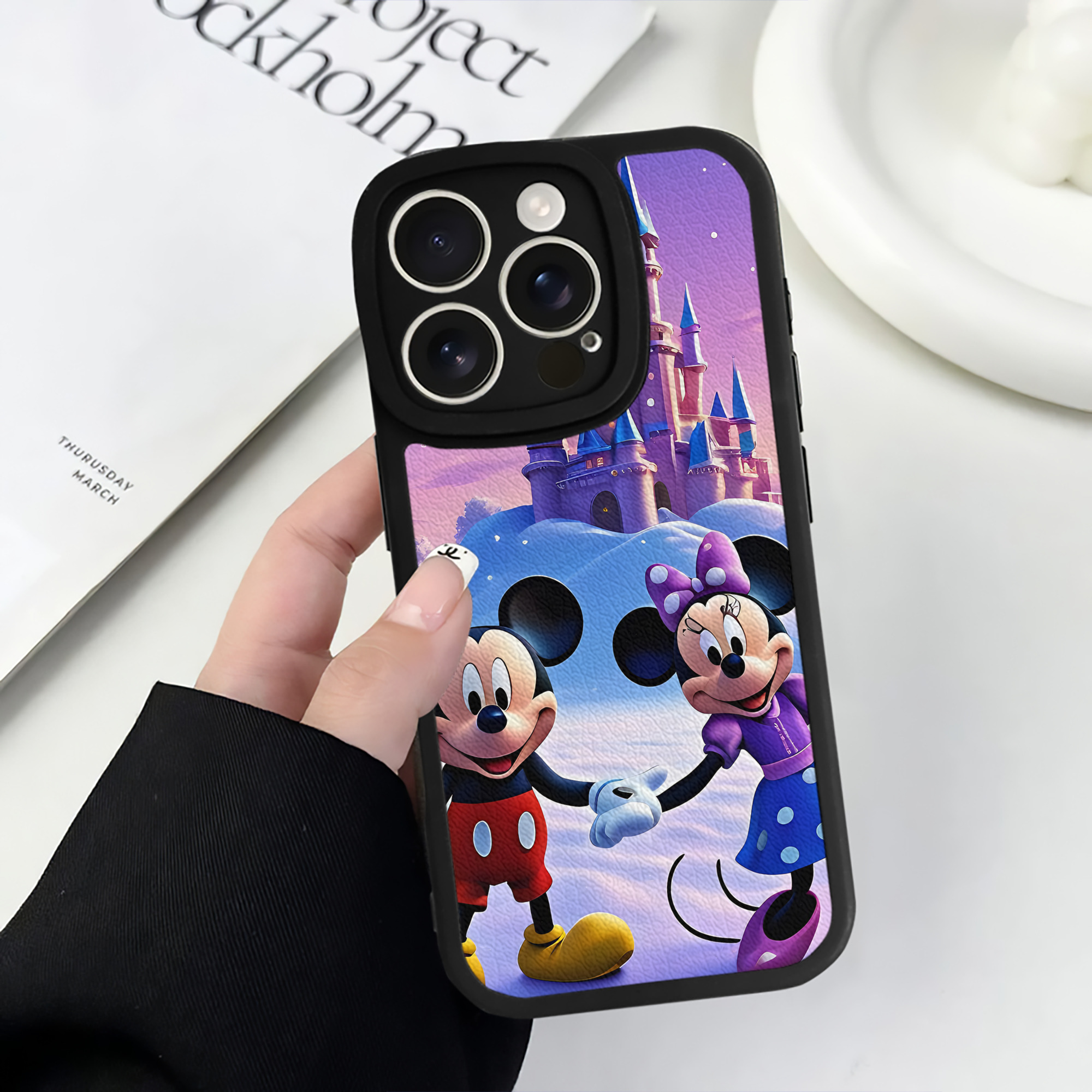 （画像用） ミッキーマウス Mickey Mouse 【iPhone 16シリーズ対応】シリコンスマホケース（レザー調） 材質：シリコン